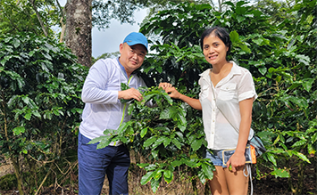 J.won 볼라오 농장 방문, 농업법인 파트너 원과 커피나무에서 사진 한컷...